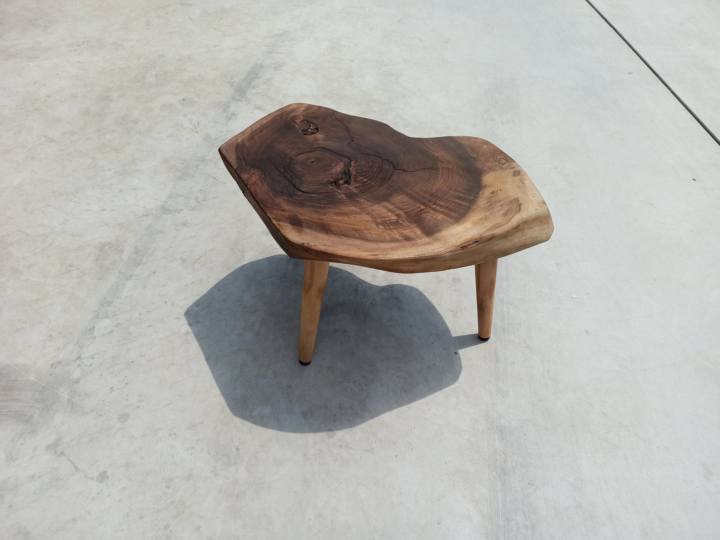 Rustieke handgemaakte houten salontafel - Unieke walnoot - Uniek ontwerp - Houten bijzettafel - Rustiek meubilair (WG-014)