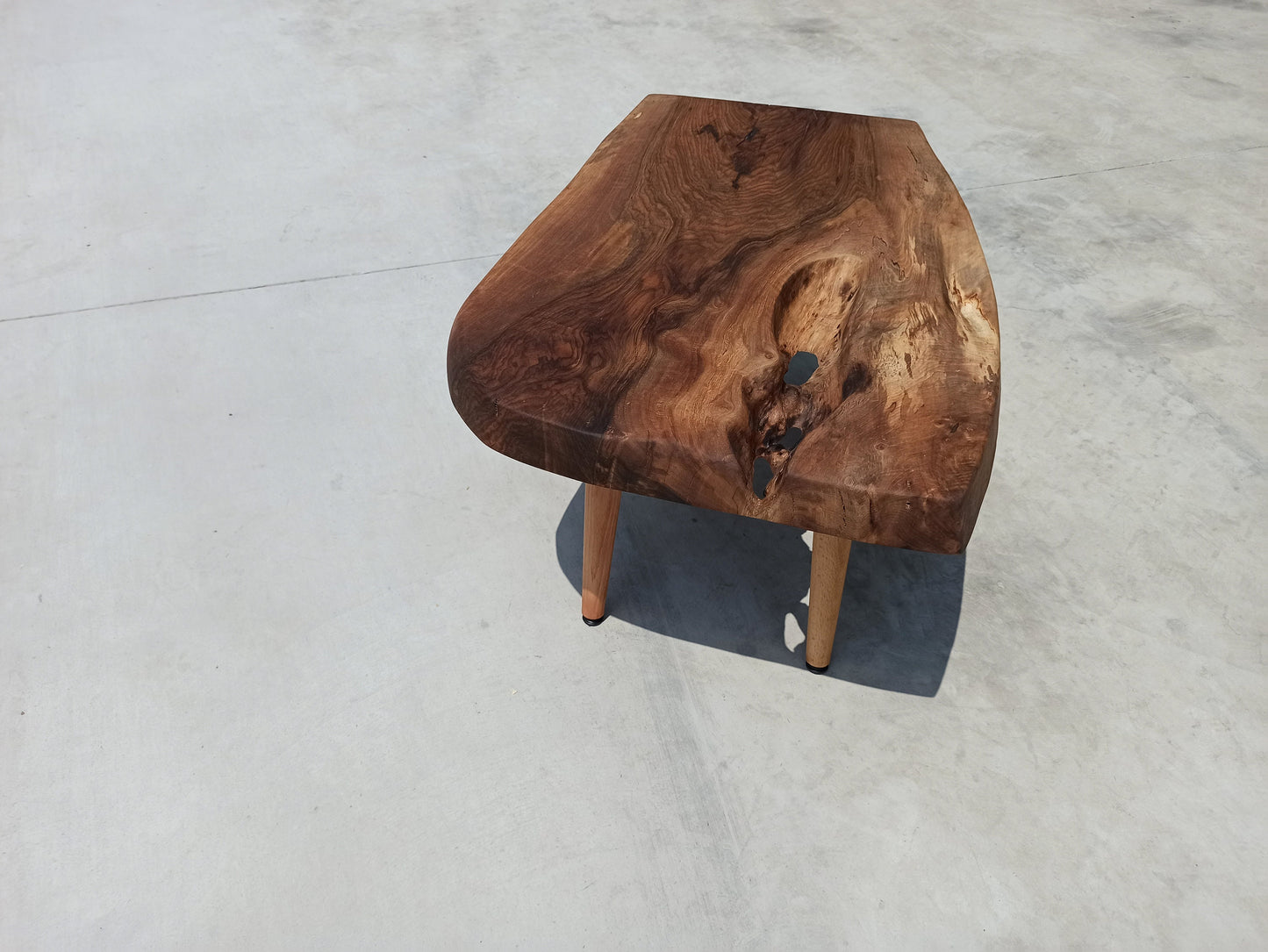 Rustieke handgemaakte houten salontafel - Unieke walnoot - Uniek ontwerp - Houten bijzettafel - Rustiek meubilair (WG-012)