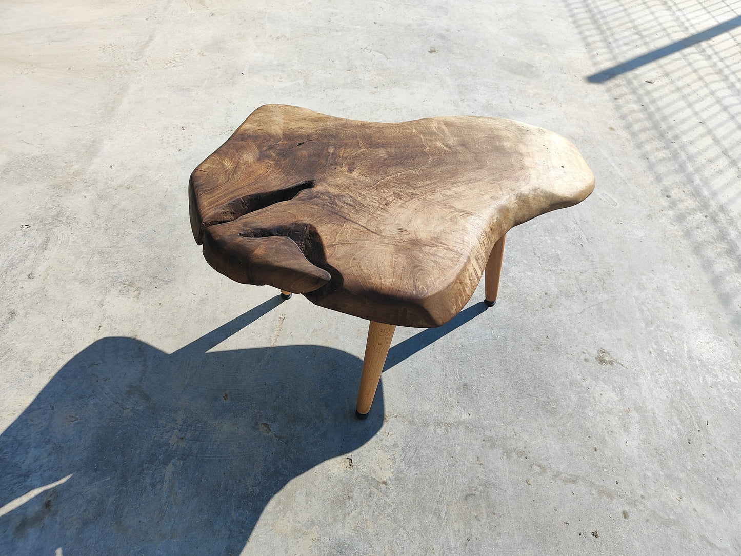 Rustieke handgemaakte houten salontafel - Unieke walnoot (WG-1018)