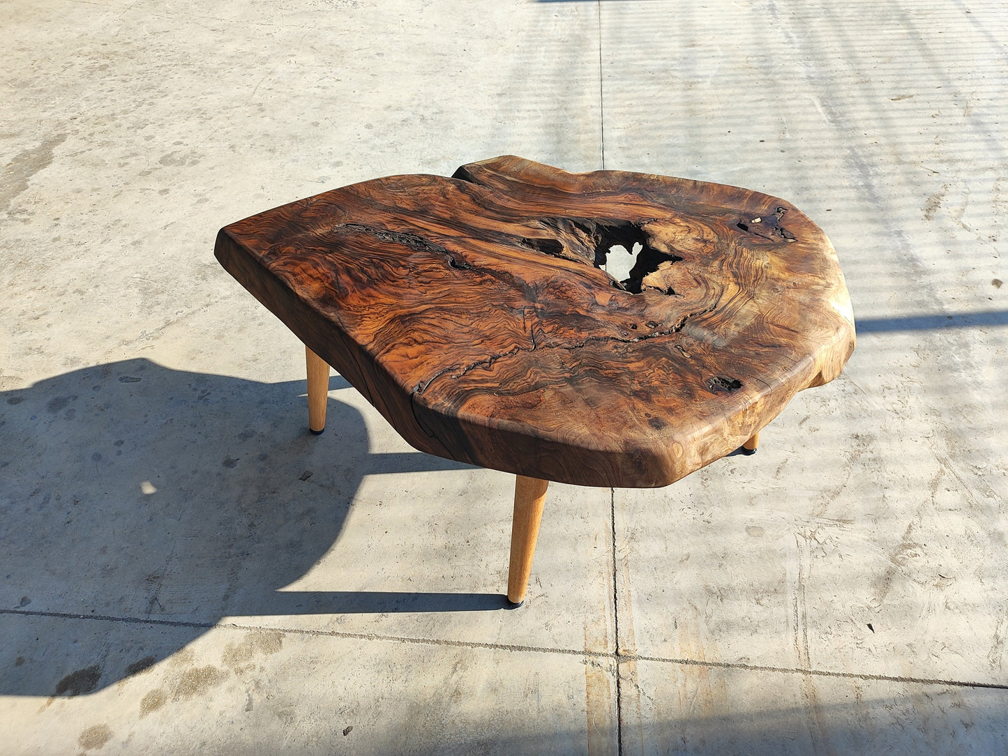 Rustieke handgemaakte houten salontafel - Unieke walnoot (WG-1038)