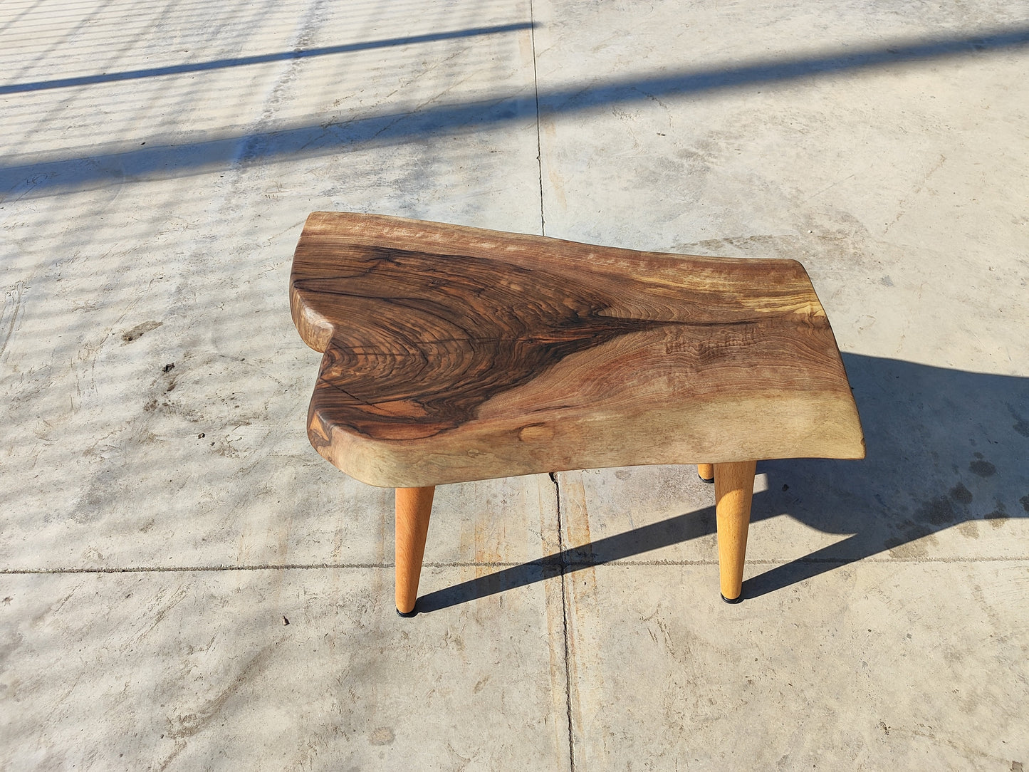 Rustieke handgemaakte houten salontafel - Unieke walnoot (WG-1036)