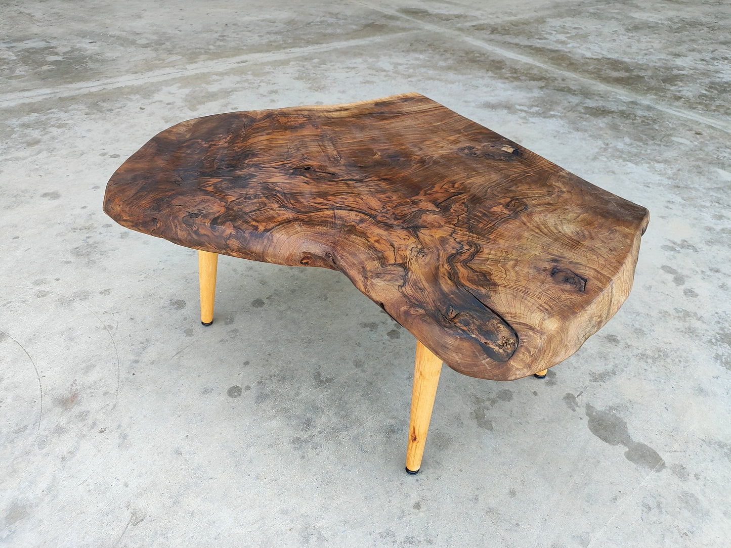 Rustieke handgemaakte houten salontafel - Unieke walnoot (WG-1077)
