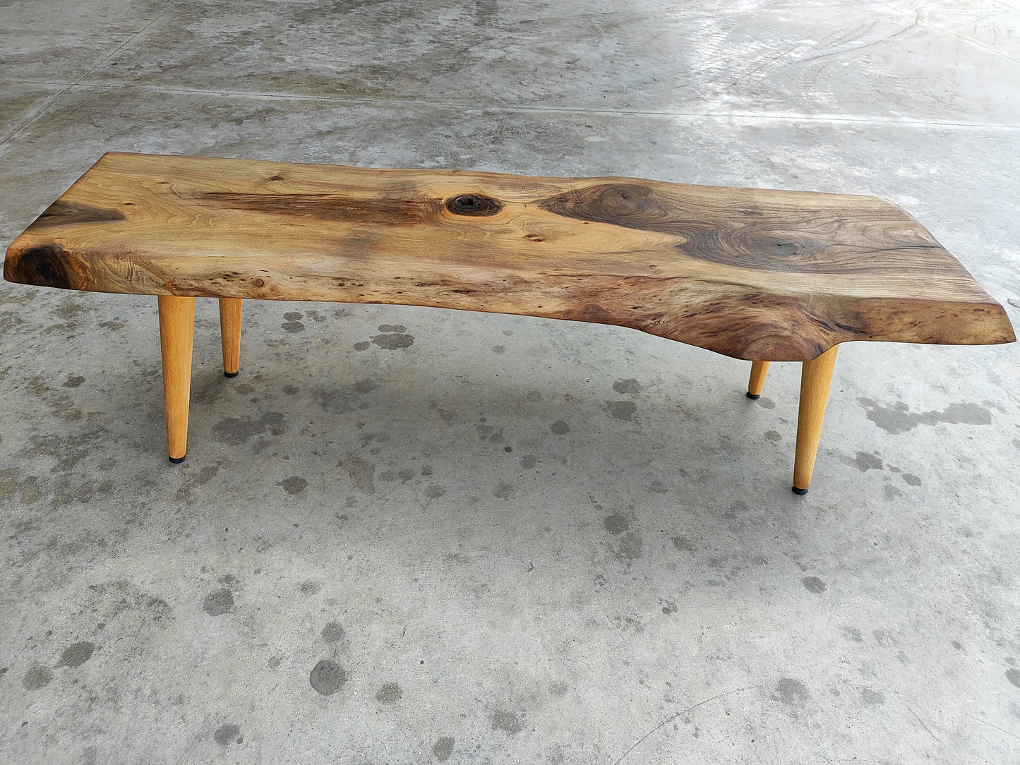 Rustieke handgemaakte houten salontafel - Unieke walnoot (WG-1093)